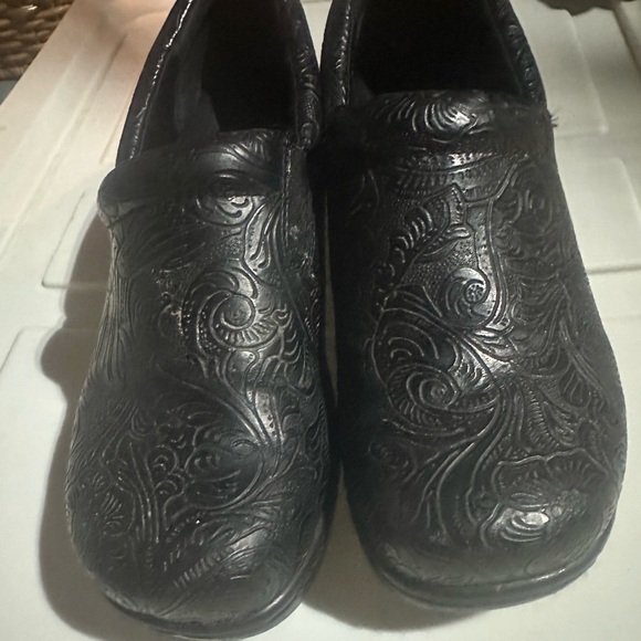 Yuu Bethanee Clogs Paisley Tooled Textured Vegan Black EUC LIKE NEW! Size 7 - Picture 4 of 13